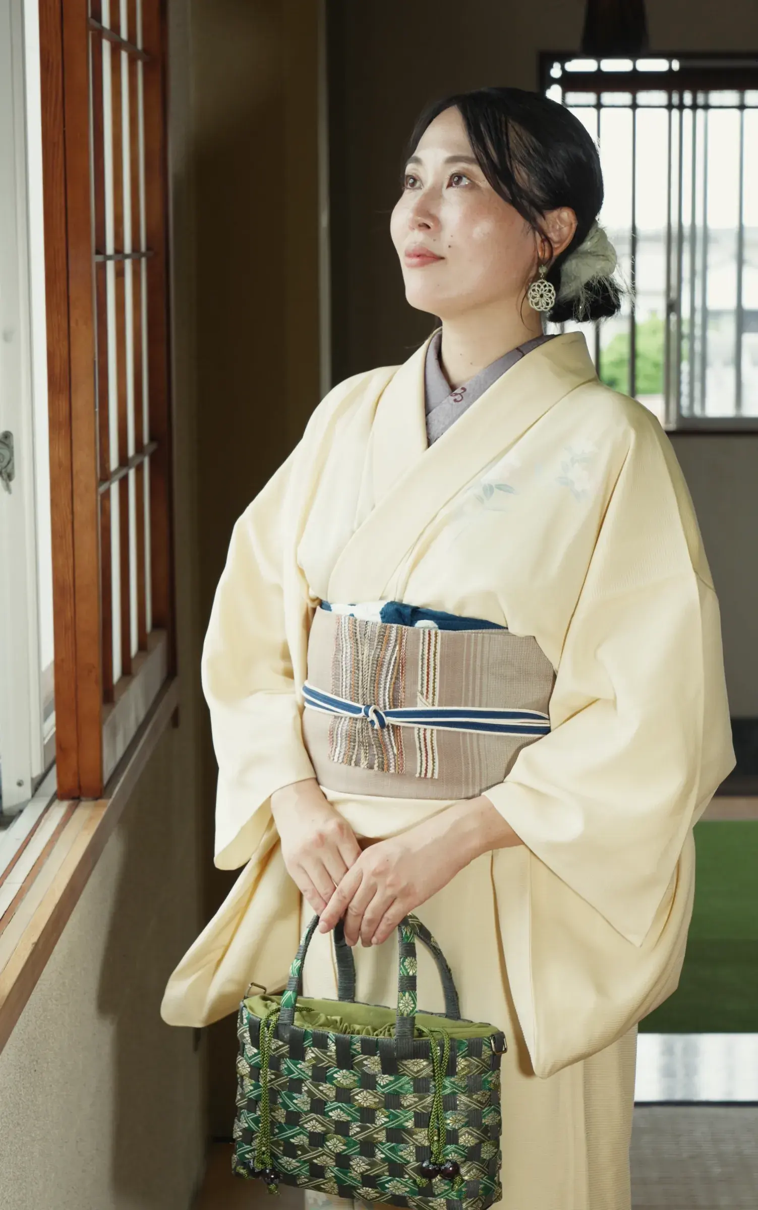 At the window with the Kago basket bag in hand