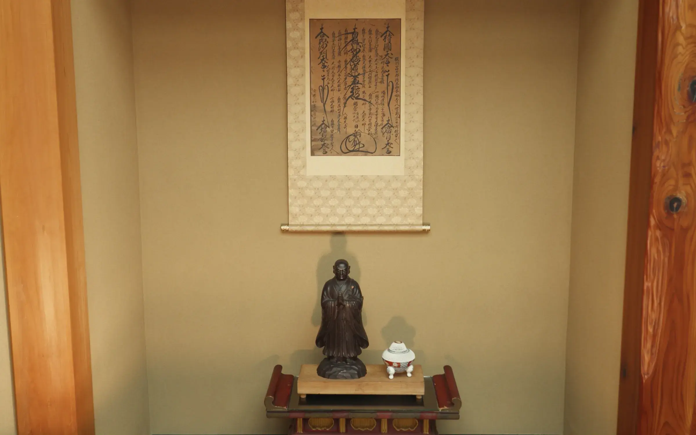The tokonoma alcove at Honmyoji, a hanging scroll above a small statue